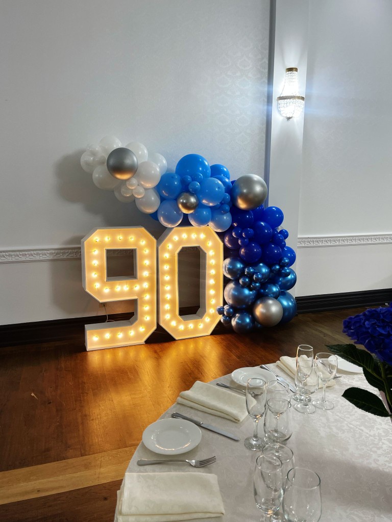 Brantford marquee numbers framed with a balloon half arch.